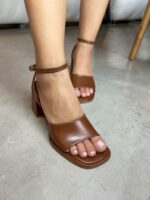 SANDALIA ZOE CARAMELO